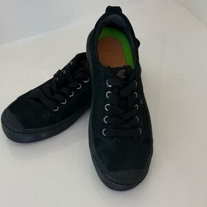 Cariuma All Black Canvas OCA Low Sneakers
